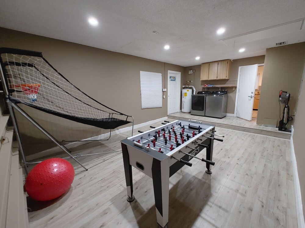 Waterfront home minutes from FLL, Hard Rock casino and beaches. Free kayak use.