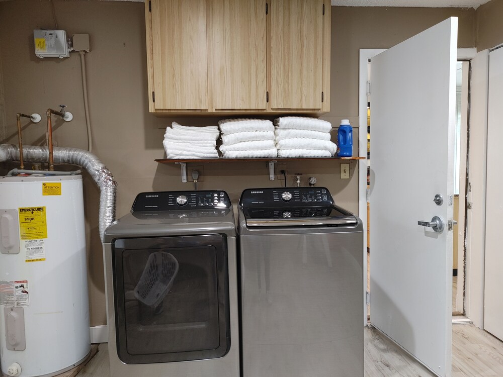 Waterfront home minutes from FLL, Hard Rock casino and beaches. Free kayak use.