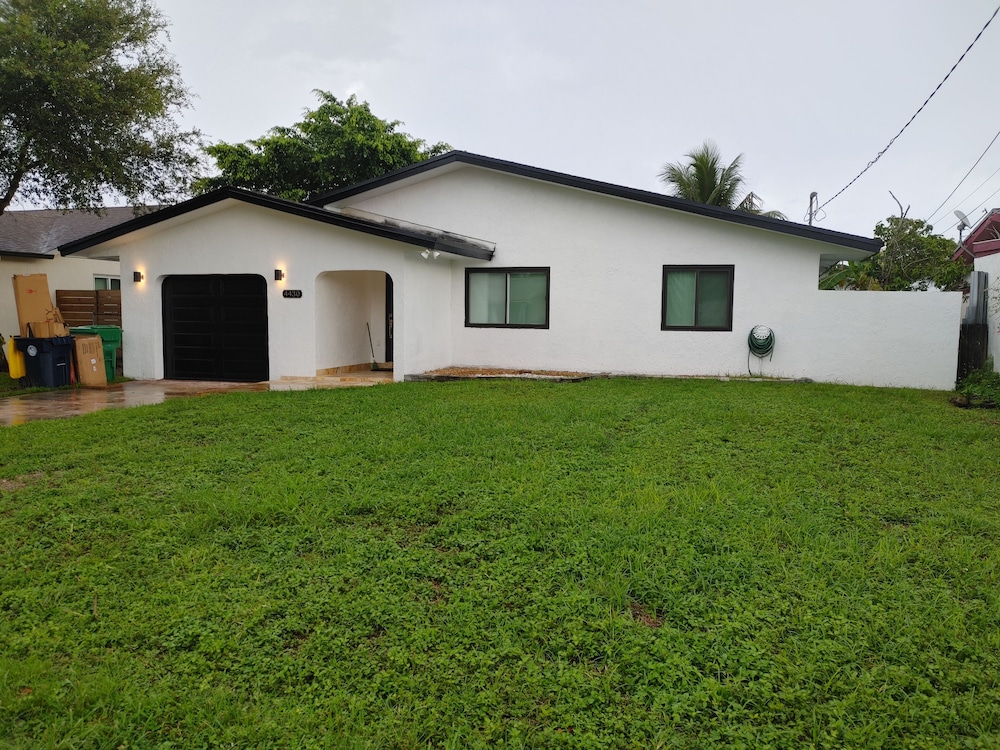 Waterfront home minutes from FLL, Hard Rock casino and beaches. Free kayak use.