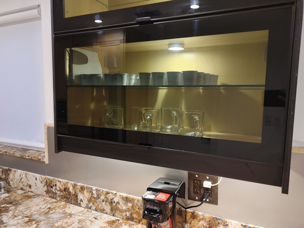 Waterfront home minutes from FLL, Hard Rock casino and beaches. Free kayak use.