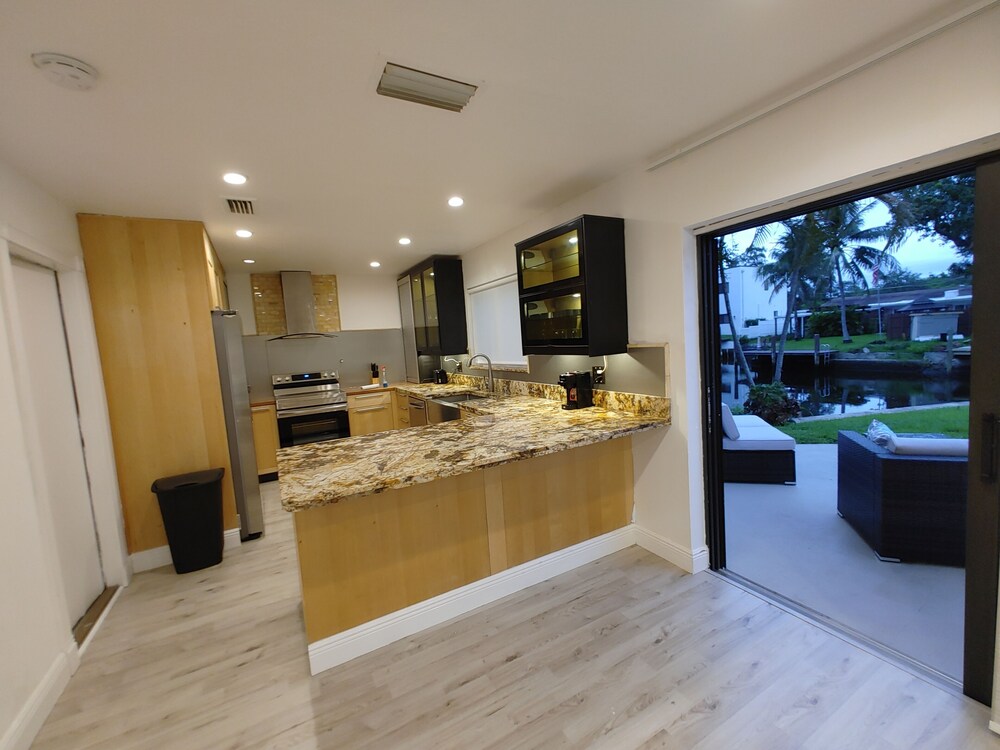 Waterfront home minutes from FLL, Hard Rock casino and beaches. Free kayak use.
