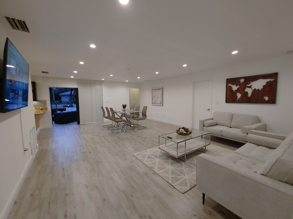 Waterfront home minutes from FLL, Hard Rock casino and beaches. Free kayak use.