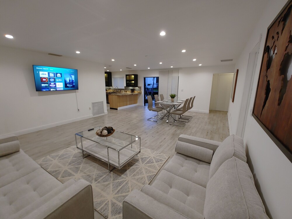 Waterfront home minutes from FLL, Hard Rock casino and beaches. Free kayak use.