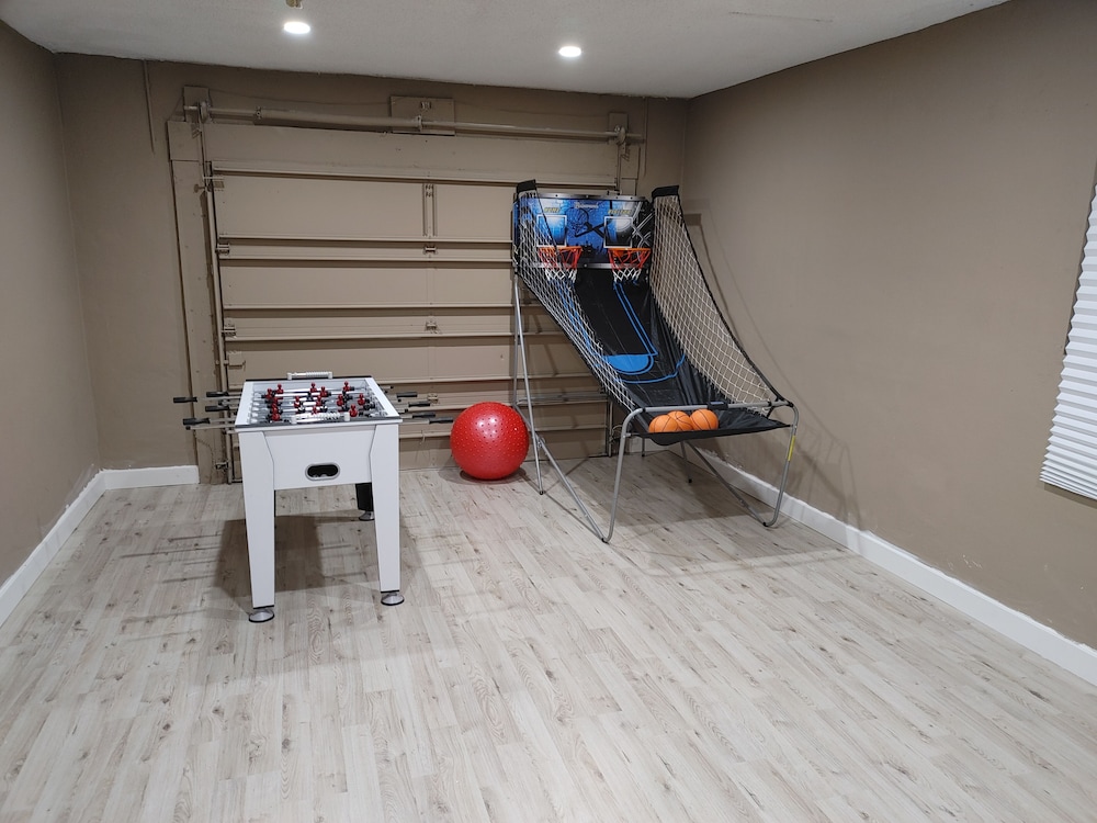 Waterfront home minutes from FLL, Hard Rock casino and beaches. Free kayak use.