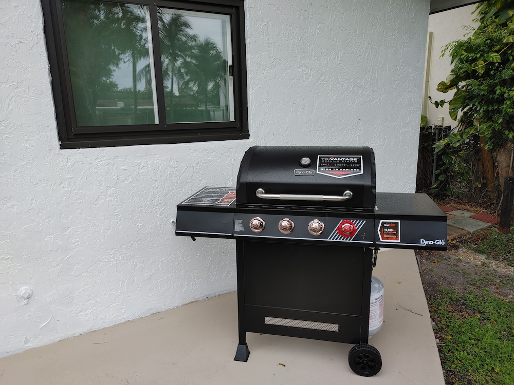 Waterfront home minutes from FLL, Hard Rock casino and beaches. Free kayak use.