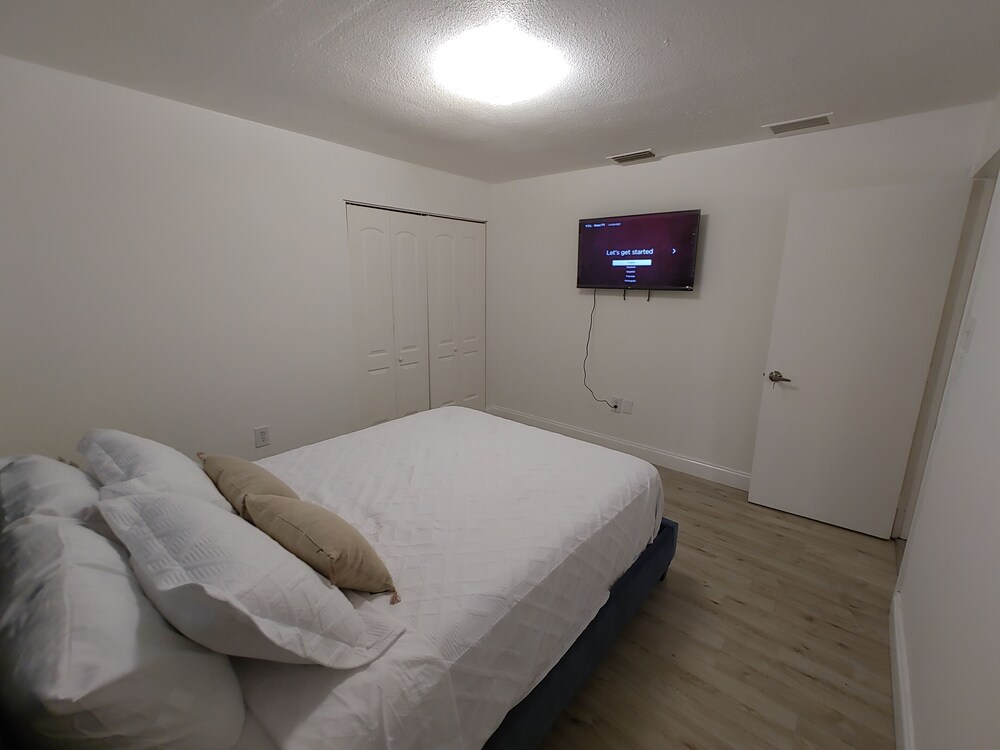 Waterfront home minutes from FLL, Hard Rock casino and beaches. Free kayak use.