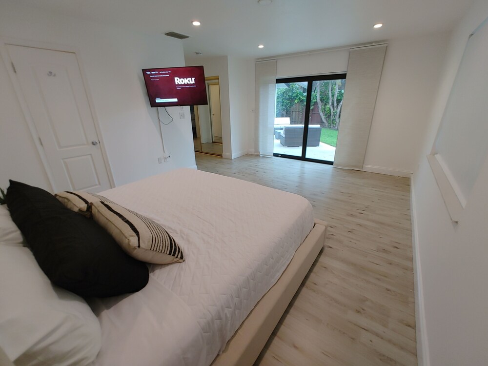 Waterfront home minutes from FLL, Hard Rock casino and beaches. Free kayak use.