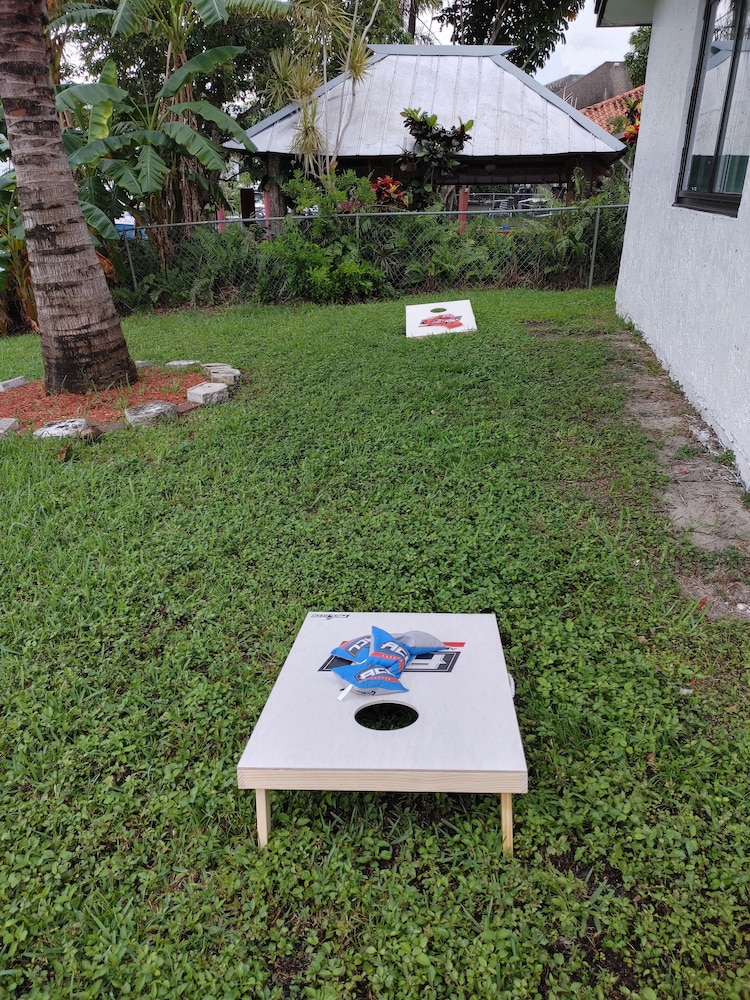 Waterfront home minutes from FLL, Hard Rock casino and beaches. Free kayak use.