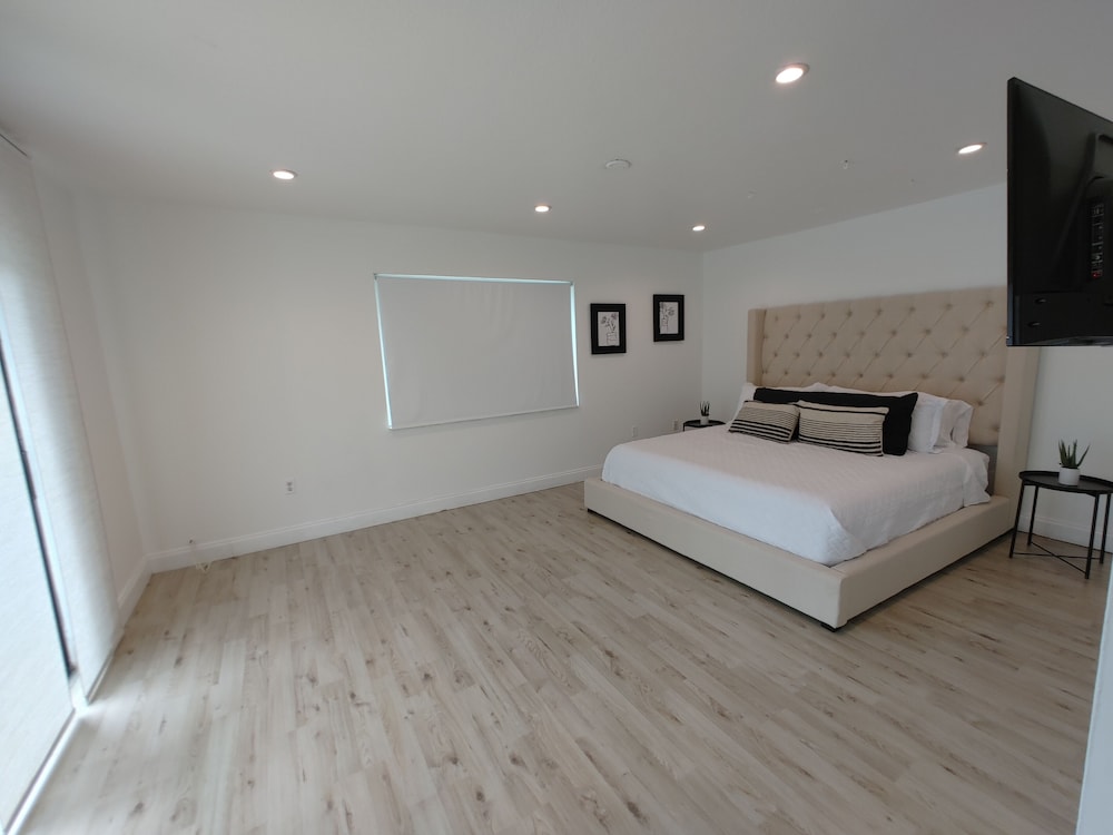 Waterfront home minutes from FLL, Hard Rock casino and beaches. Free kayak use.