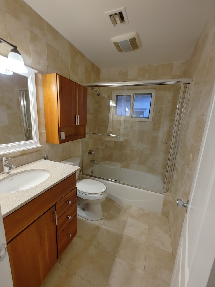 Waterfront home minutes from FLL, Hard Rock casino and beaches. Free kayak use.