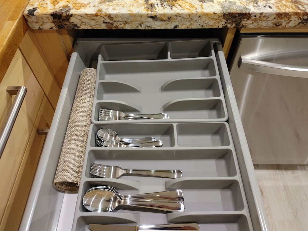 Waterfront home minutes from FLL, Hard Rock casino and beaches. Free kayak use.