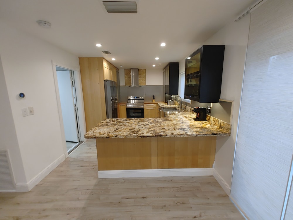 Waterfront home minutes from FLL, Hard Rock casino and beaches. Free kayak use.