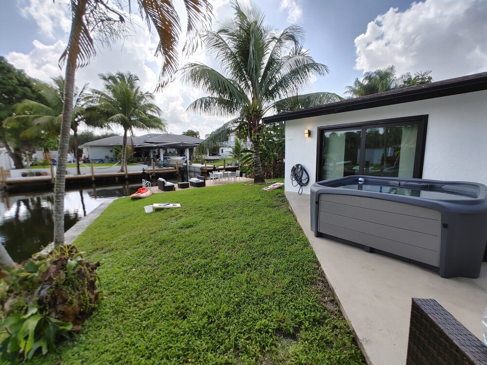 Waterfront home minutes from FLL, Hard Rock casino and beaches. Free kayak use.