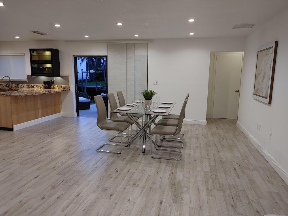 Waterfront home minutes from FLL, Hard Rock casino and beaches. Free kayak use.