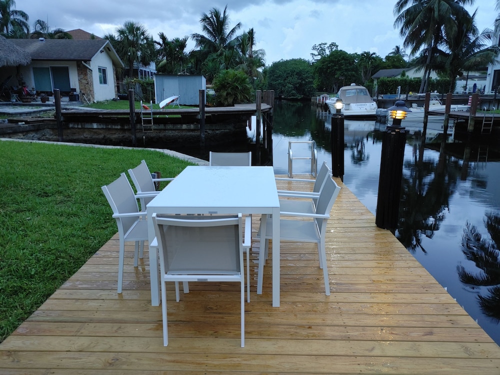 Waterfront home minutes from FLL, Hard Rock casino and beaches. Free kayak use.