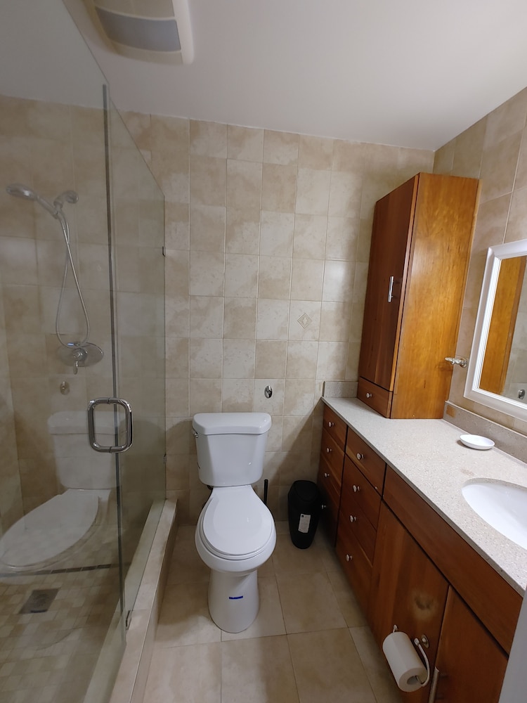 Waterfront home minutes from FLL, Hard Rock casino and beaches. Free kayak use.