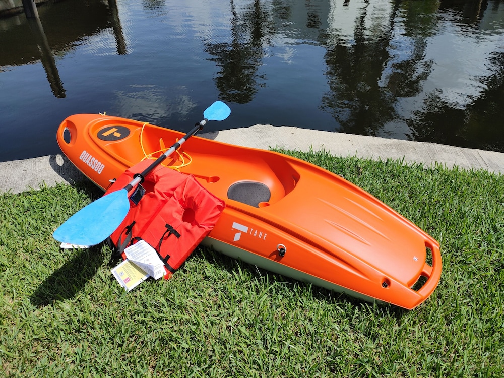 Waterfront home minutes from FLL, Hard Rock casino and beaches. Free kayak use.