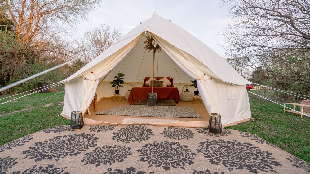 Glamping Suite At Watkins C Ranch with 1 Queen Bed, Kansas City, KS