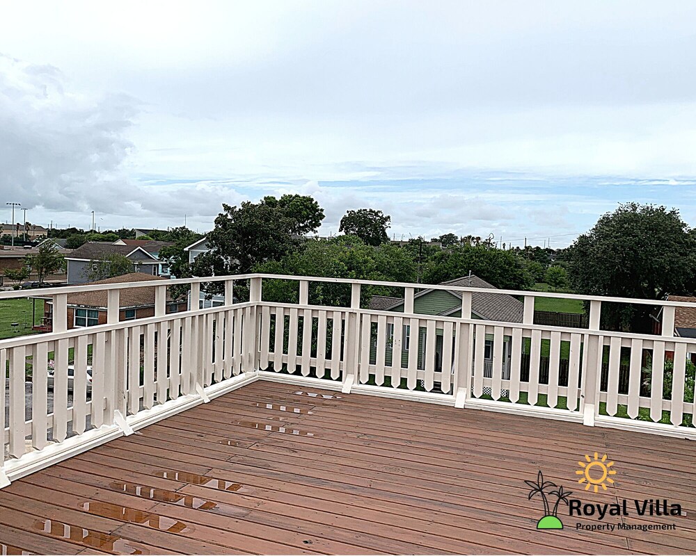 Brand new house with private rooftop and great views of the city!