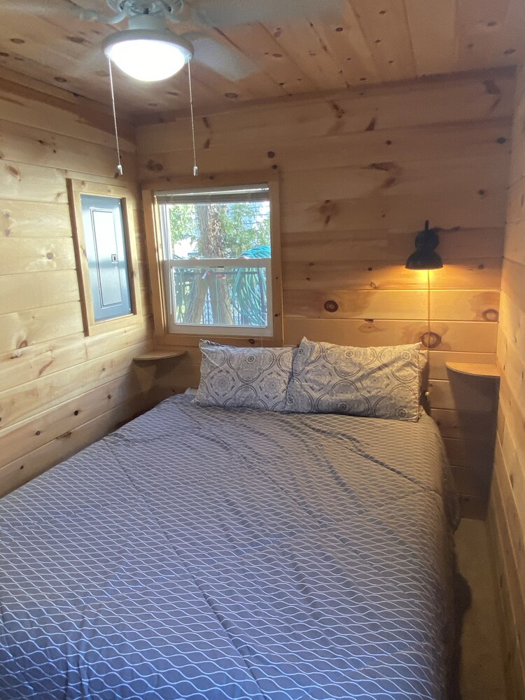 2BR Cabin on Crystal Lake, private beach 15 min to Crystal Mtn. EZ ice