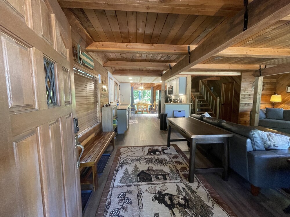 Relaxing Mt. Rainier Cabin with Hot Tub and Deck, 5 mi from Nisqually