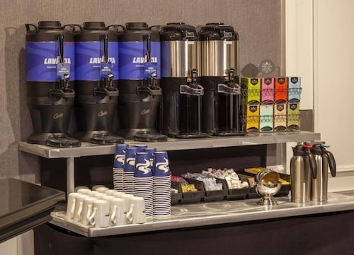 Perfect NYC Escape! Comfy Unit with 2 Bathrooms, On-site Restaurant, Bar, Gym!