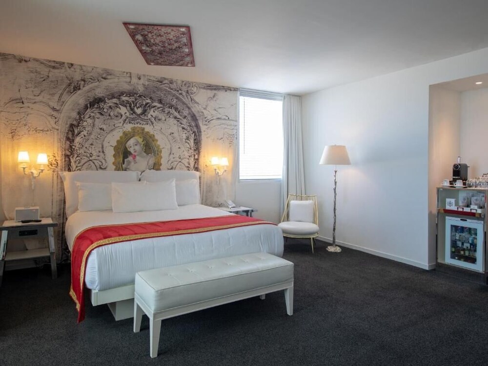 Dream Vacation! 3 Sleek Units, Casino, Parking, Restaurant, Live Entertainment!