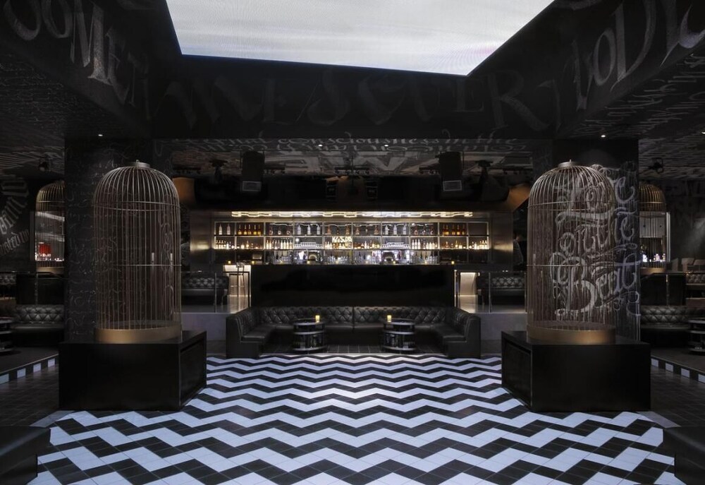 Dream Vacation! 3 Sleek Units, Casino, Parking, Restaurant, Live Entertainment!