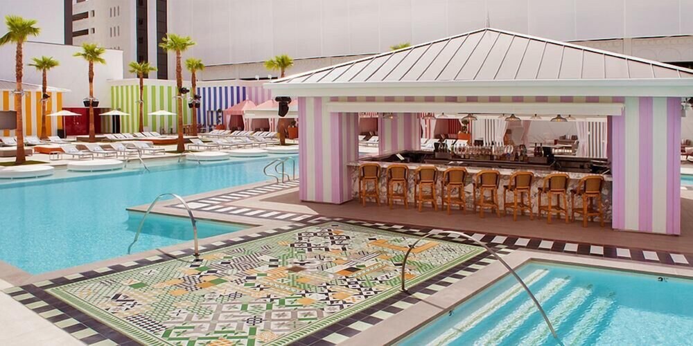 Dream Vacation! 3 Sleek Units, Casino, Parking, Restaurant, Live Entertainment!