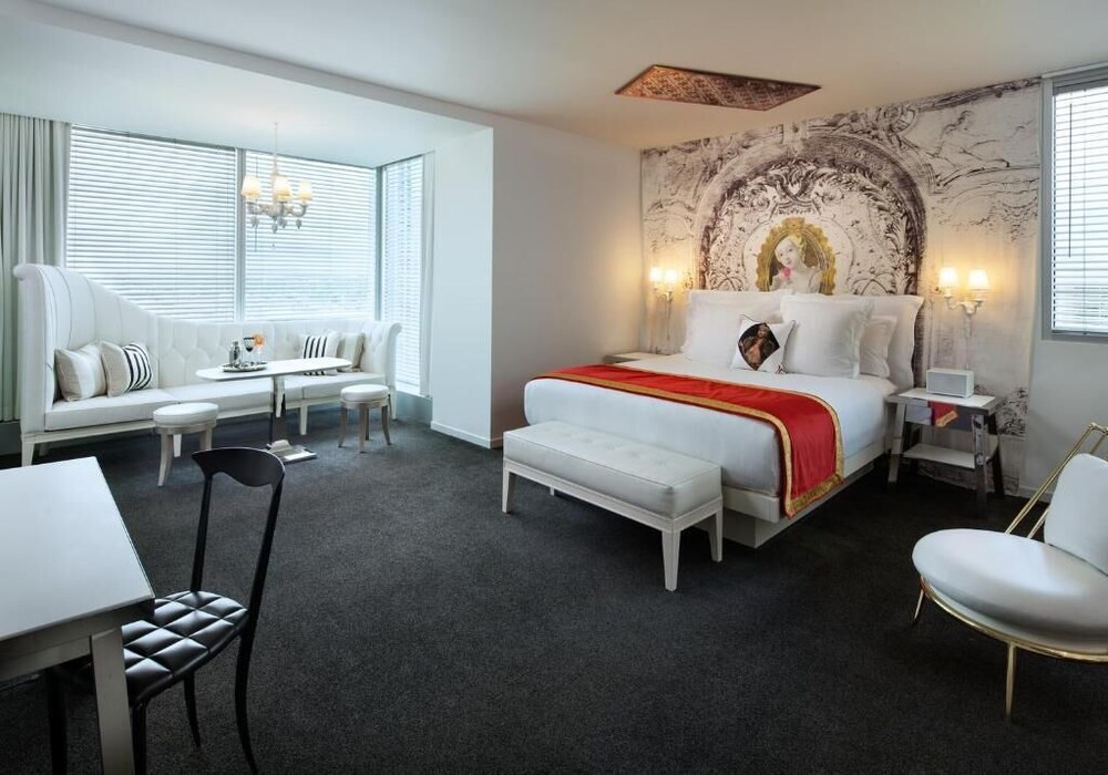 Dream Vacation! 3 Sleek Units, Casino, Parking, Restaurant, Live Entertainment!