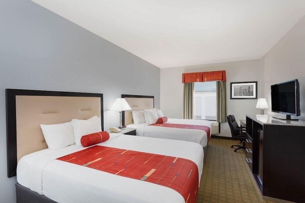 2 Connecting Suites with 3 beds at a Full Service Hotel by Suiteness