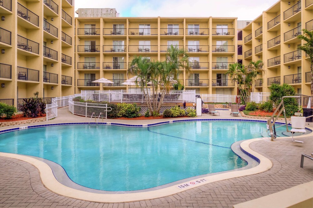 2 Connecting Suites with 3 beds and 1 sofabed at a Full Service Hotel by Suiteness