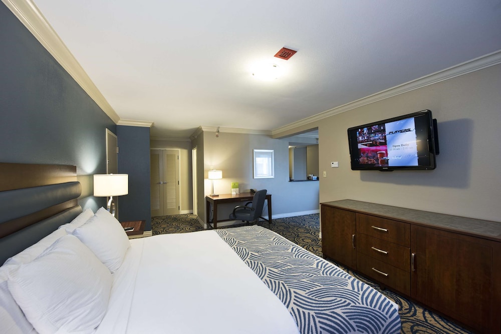 2 Connecting Suites with 3 beds and 1 sofabed at a Full Service Hotel by Suiteness