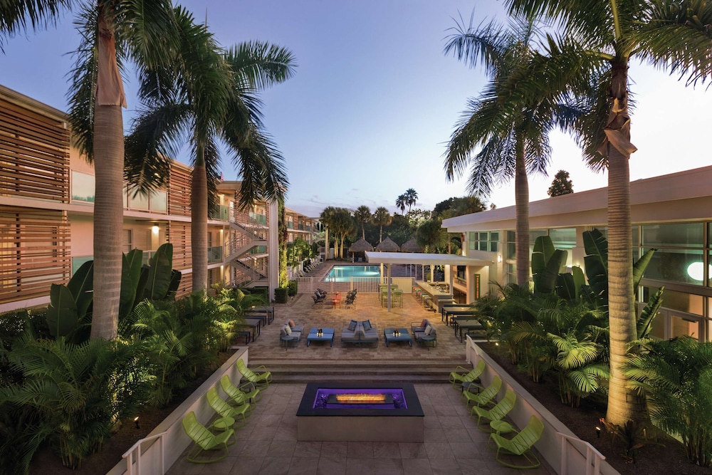 2 Connecting Suites with 3 beds at a 4 Star Hotel by Suiteness