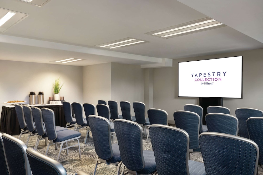 2 Connecting Suites with 3 beds at a 4 Star Hotel by Suiteness