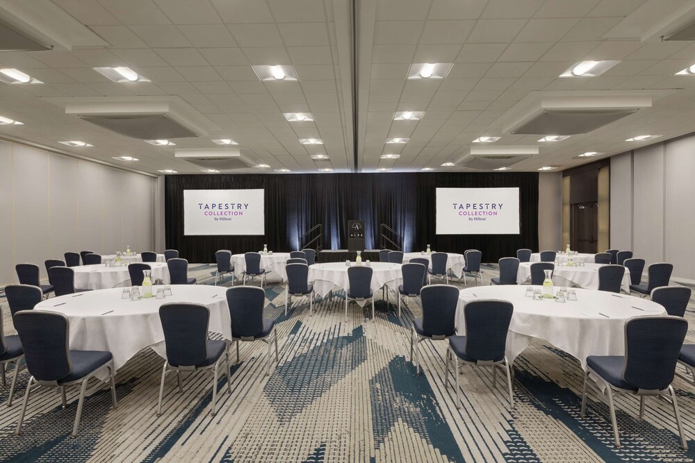 2 Connecting Suites with 3 beds at a 4 Star Hotel by Suiteness