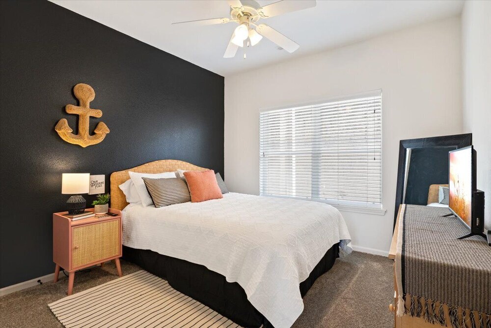 OUTSTANDING Lands' End Condominium Main Channel View, Screened Deck