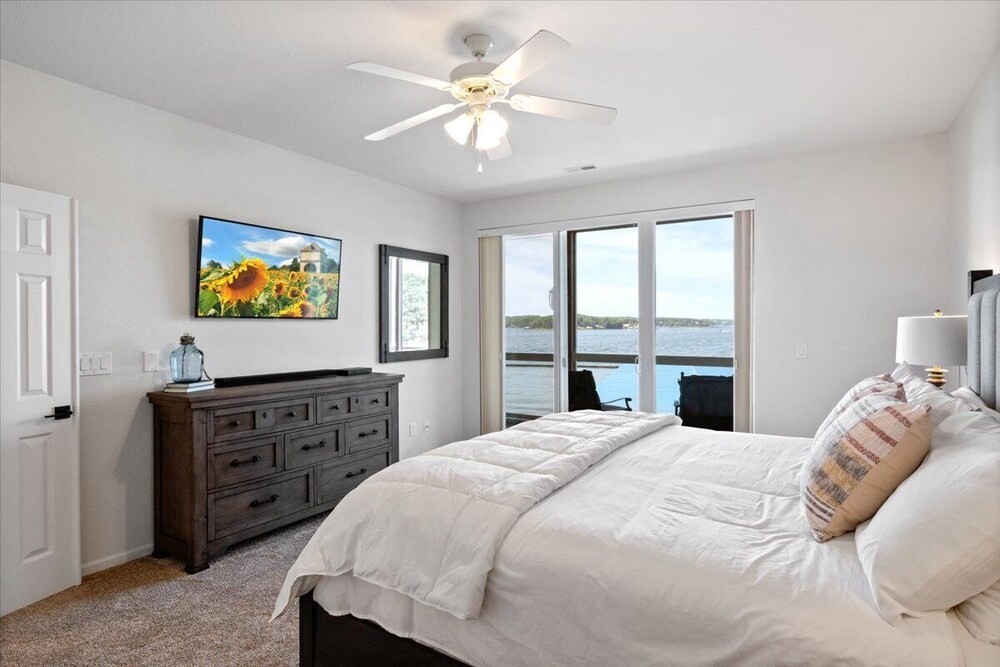 OUTSTANDING Lands' End Condominium Main Channel View, Screened Deck