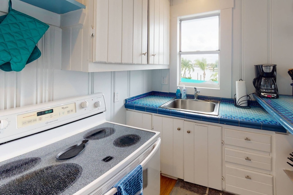 Shell Haven B - Quiet & Relaxing Waterfront Condo