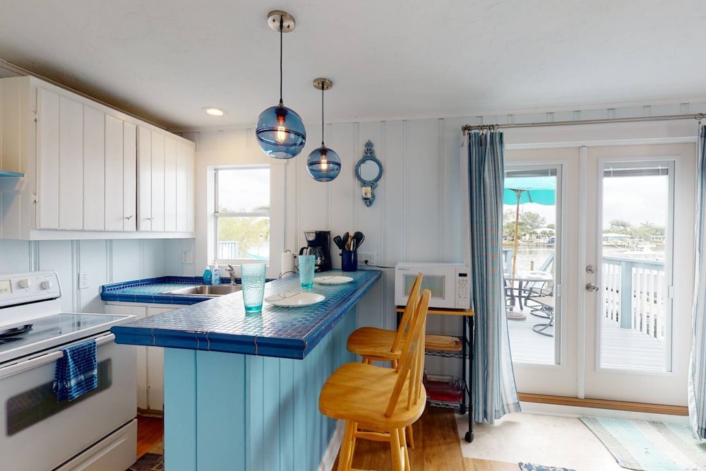 Shell Haven B - Quiet & Relaxing Waterfront Condo