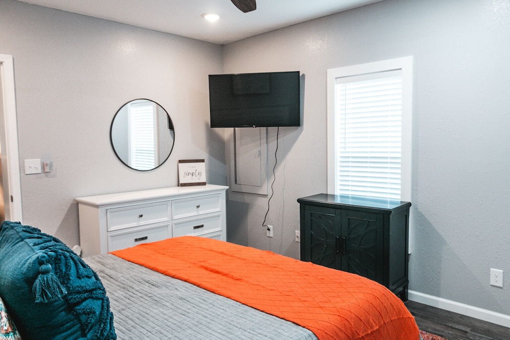 Main Street Farmhouse close to Windrock Petros Vrbo