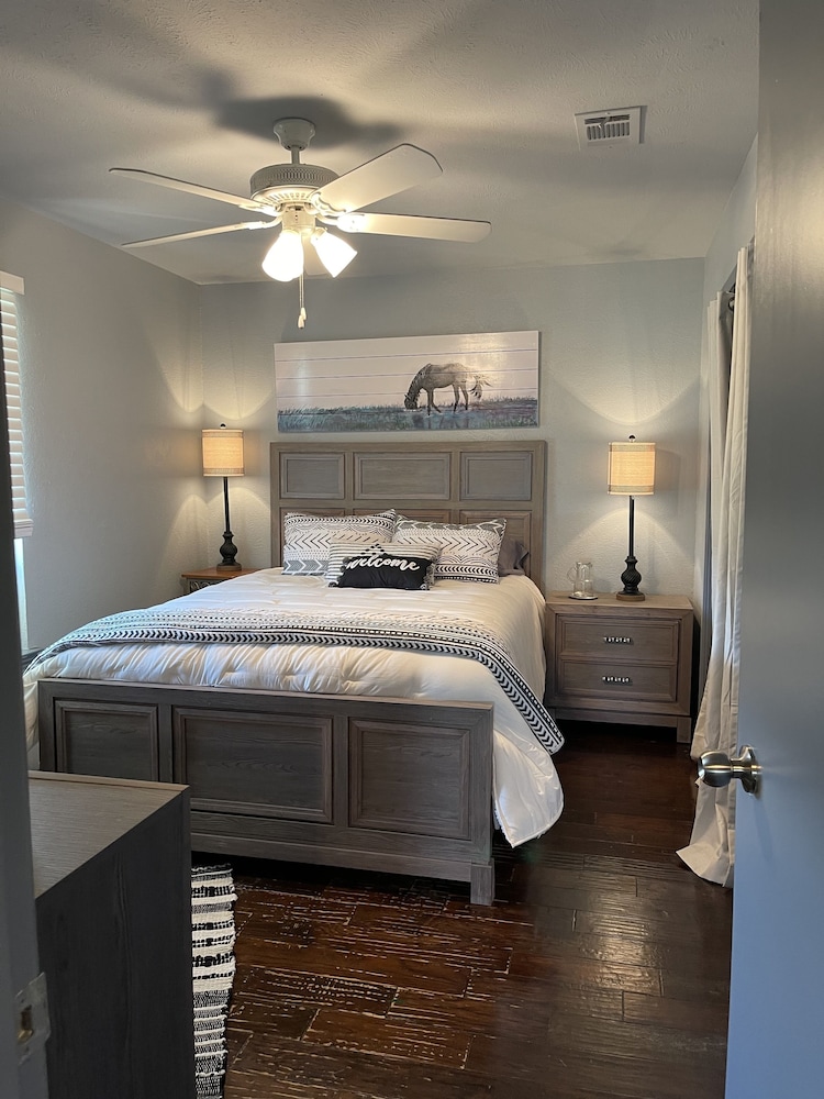 Quaint Coach House on 50 acre horse ranch Aubrey Vrbo