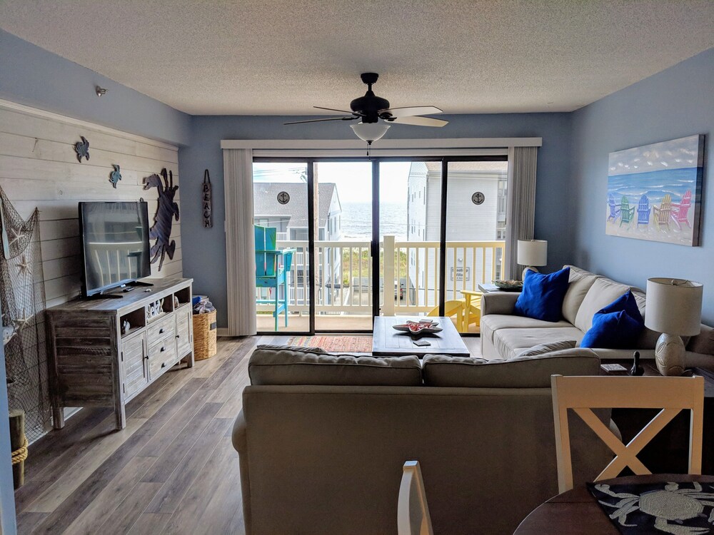 Beautiful 2 bedroom condo with pool