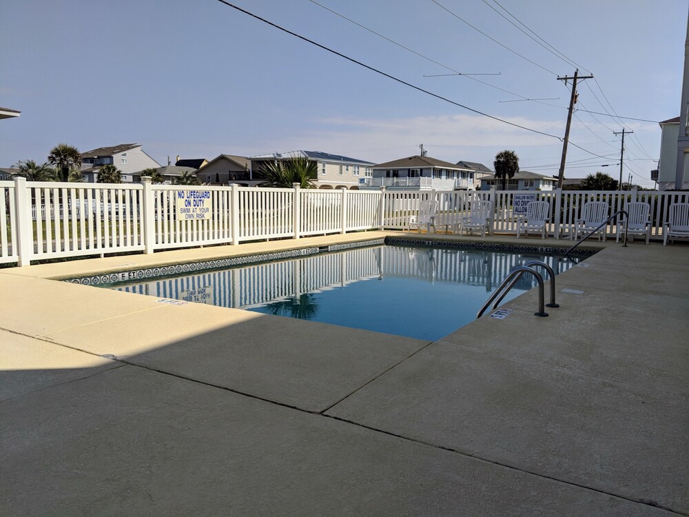 Beautiful 2 bedroom condo with pool