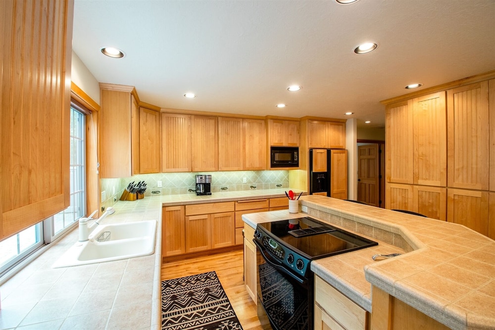 *Free Activities with Xplorie* Beautiful, Large Home with A/C, Hot Tub  Tokatee