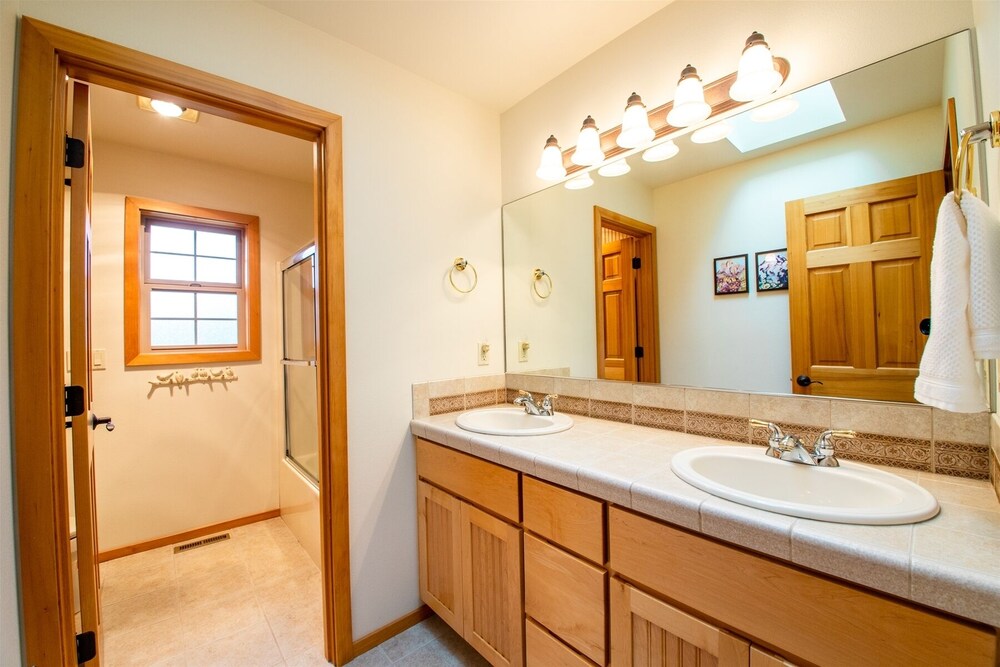 *Free Activities with Xplorie* Beautiful, Large Home with A/C, Hot Tub  Tokatee