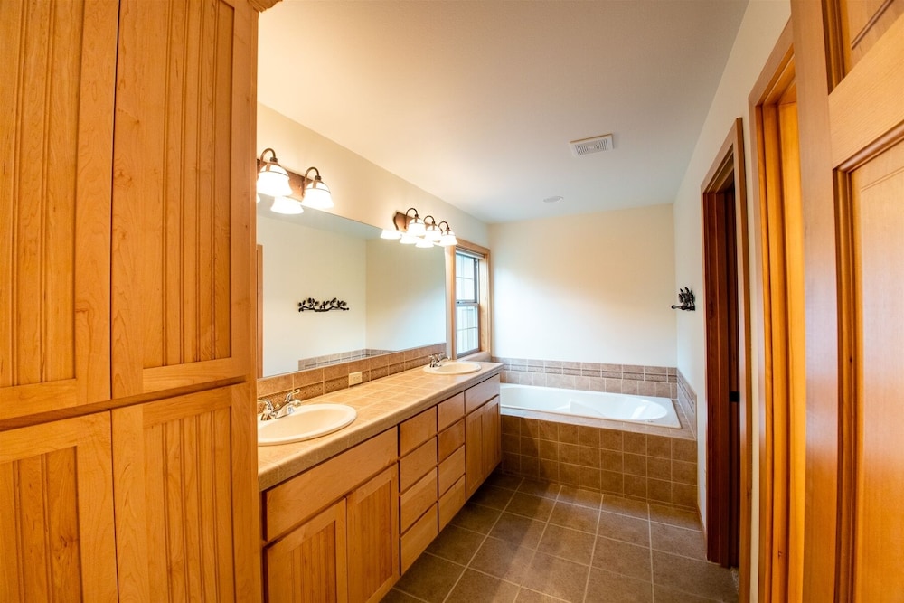 *Free Activities with Xplorie* Beautiful, Large Home with A/C, Hot Tub  Tokatee