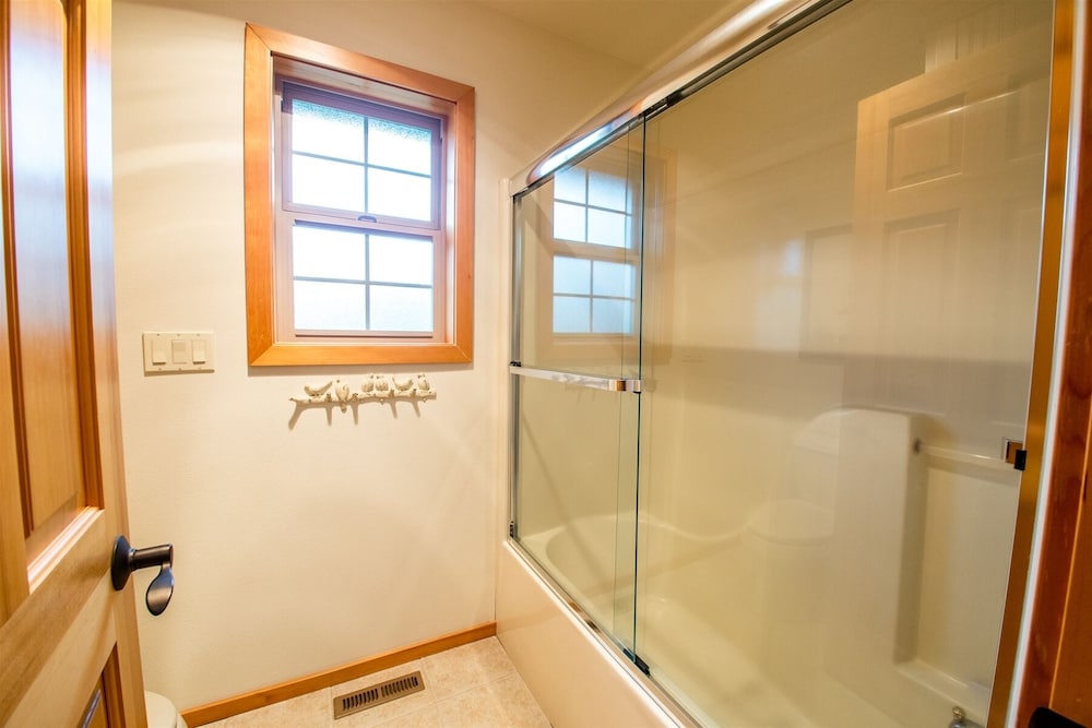 *Free Activities with Xplorie* Beautiful, Large Home with A/C, Hot Tub  Tokatee