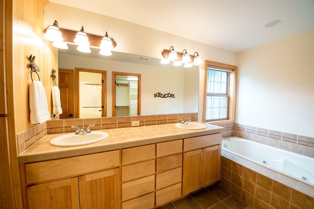 *Free Activities with Xplorie* Beautiful, Large Home with A/C, Hot Tub  Tokatee