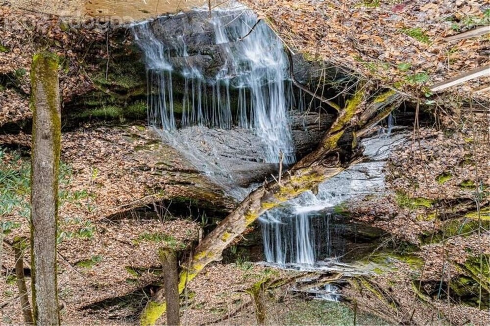 Breathtaking 12 ac mountain river home + waterfall